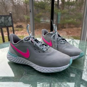 Women’s size 11 Nike Tennis Shoes